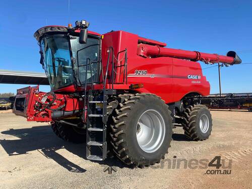 CASE IH 9250 Combine & MacDon D140 On Trailer
