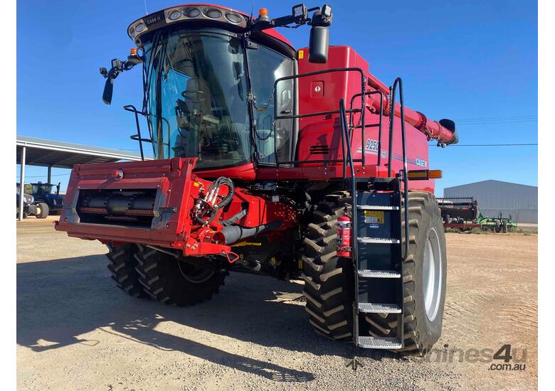 CASE IH 9250 Combine & MacDon D140 On Trailer