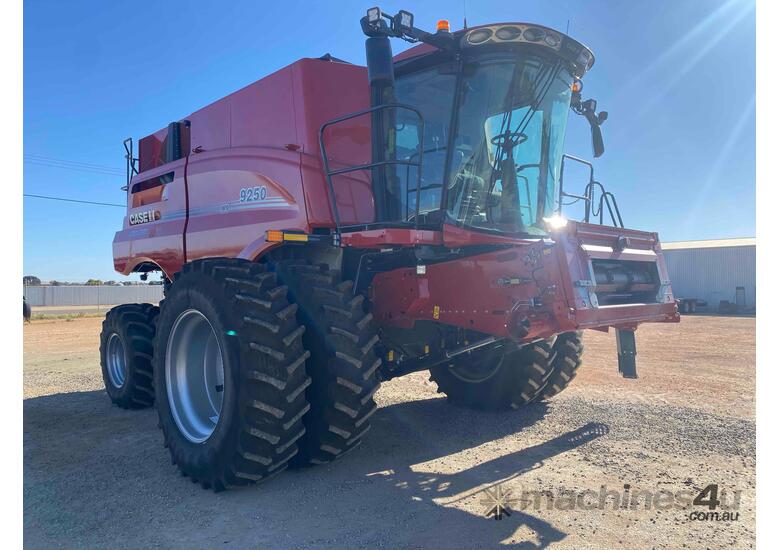 CASE IH 9250 Combine & MacDon D140 On Trailer