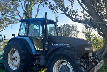 New Holland 1999   8560
