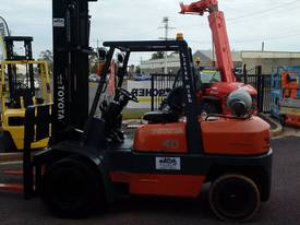Toyota 4 ton forklift LPG  - picture2' - Click to enlarge