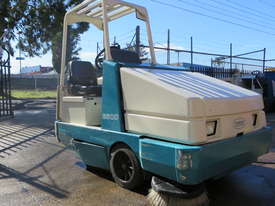TENNANT 6500 Ride on sweeper - picture0' - Click to enlarge