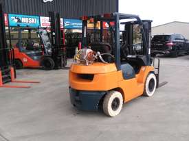 Toyota 42-7FG25 2.5t gas forklift - picture2' - Click to enlarge