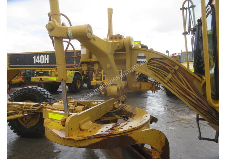 caption 2005 CATERPILLAR 140H MOTOR GRADER