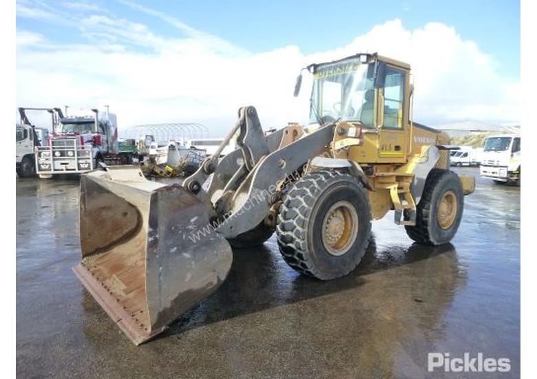 caption 2004 Volvo L70E