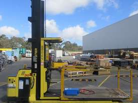 Hyster order picker with furniture platform Chopice of 2 - picture0' - Click to enlarge