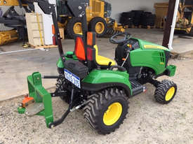 John Deere 1023E FWA/4WD Tractor - picture1' - Click to enlarge