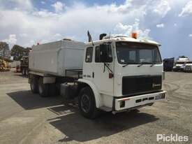 1994 International Acco 2350E - picture0' - Click to enlarge
