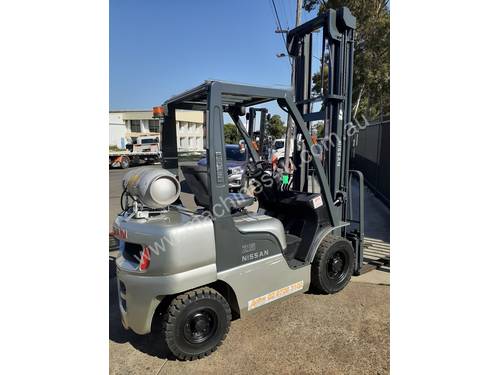 forklift weekend special sale! Nissan forklift low hours 5000mm lift mast 2.5 ton ready to go $7999