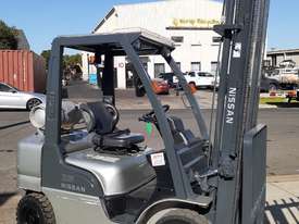 forklift weekend special sale! Nissan forklift low hours 5000mm lift mast 2.5 ton ready to go $7999 - picture0' - Click to enlarge