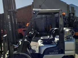 forklift weekend special sale! Nissan forklift low hours 5000mm lift mast 2.5 ton ready to go $7999 - picture2' - Click to enlarge