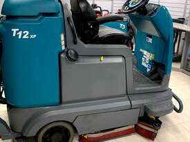 TENNANT T12 RIDE ON FLOOR SCRUBBER - picture0' - Click to enlarge