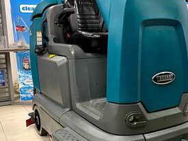 TENNANT T12 RIDE ON FLOOR SCRUBBER - picture2' - Click to enlarge