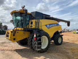 2013 New Holland CR7090 + Macdon D60 40ft Platform Combines - picture0' - Click to enlarge