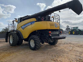 2013 New Holland CR7090 + Macdon D60 40ft Platform Combines - picture2' - Click to enlarge