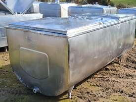 2,250lt STAINLESS STEEL TANK, MILK VAT - picture2' - Click to enlarge