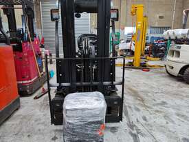 EP 1.8T Three-Wheel Lithium Battery Electric Forklift  - picture1' - Click to enlarge