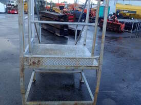 4 STEP ACCESS PLATFORM - picture0' - Click to enlarge