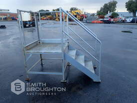 4 STEP ACCESS PLATFORM - picture2' - Click to enlarge