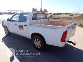 2006 TOYOTA HILUX 4X2 DUAL CAB UTE - picture2' - Click to enlarge