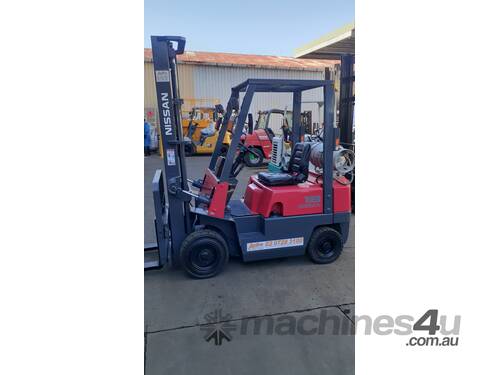 1.8 Ton Nissan forklift for sale 3700mm lift height solid tyres side shift