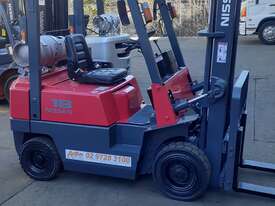 1.8 Ton Nissan forklift for sale 3700mm lift height solid tyres side shift - picture0' - Click to enlarge