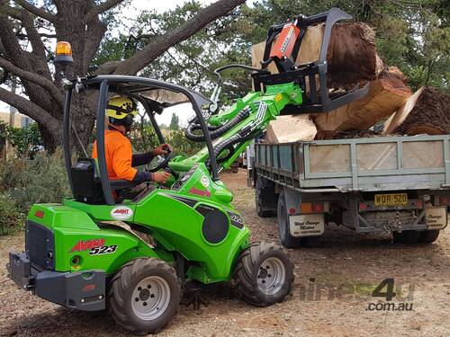 Avant 523 Articulated Mini Loader w Telescopic Boom & Log Grab