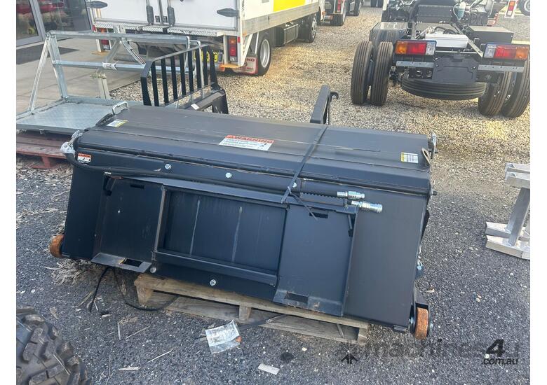 caption Digga Bucket Broom 1800mm - Fitted with Universal Hitch