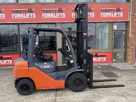 2017 TOYOTA 32-8FG25   DELUXE MODEL LPG GAS FORKLIFT 4500 2 STAGE CLEARVIEW MAST WITH FORK POSITIONE - picture0' - Click to enlarge