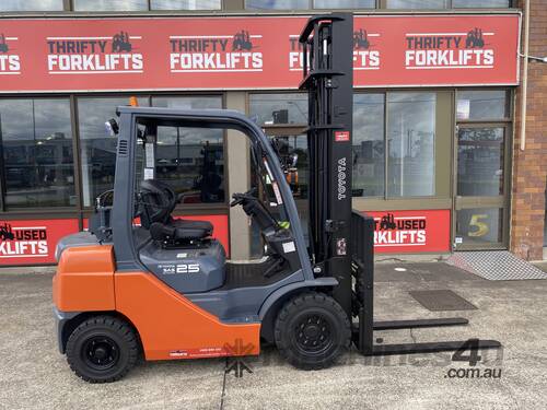 2017 TOYOTA 32-8FG25   DELUXE MODEL LPG GAS FORKLIFT 4500 2 STAGE CLEARVIEW MAST WITH FORK POSITIONE