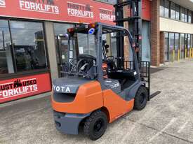 2017 TOYOTA 32-8FG25   DELUXE MODEL LPG GAS FORKLIFT 4500 2 STAGE CLEARVIEW MAST WITH FORK POSITIONE - picture0' - Click to enlarge