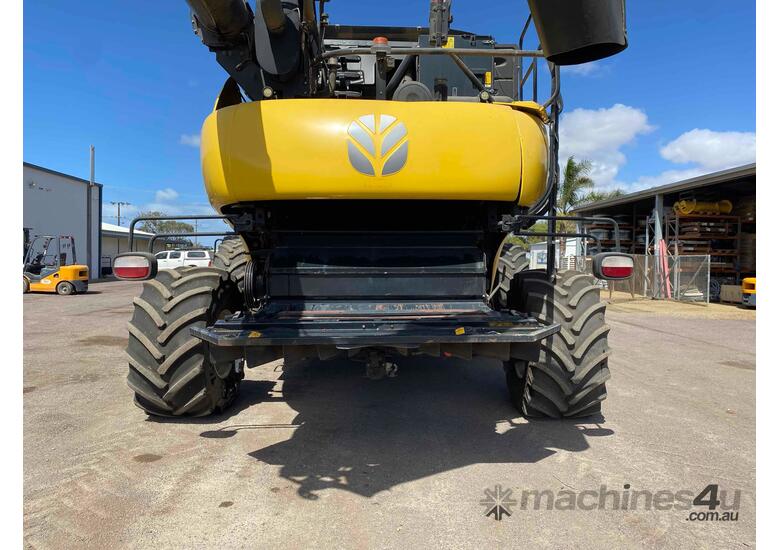 caption 2017 New Holland CR9.90 Combine Harvester