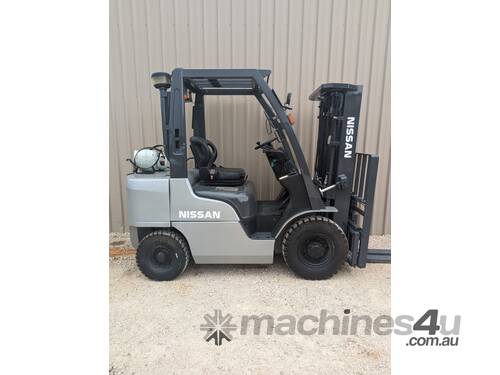 2010 NISSAN 2.5T LPG Forklift with Container Mast, Side Shift & Fork Positioner