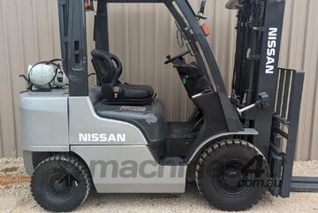 2010 NISSAN 2.5T LPG Forklift with Container Mast, Side Shift & Fork Positioner
