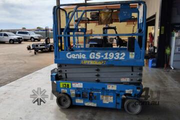 LIFT EQUIPT - GENIE 19FT ELECTRIC SCISSOR LIFT w/Trailer