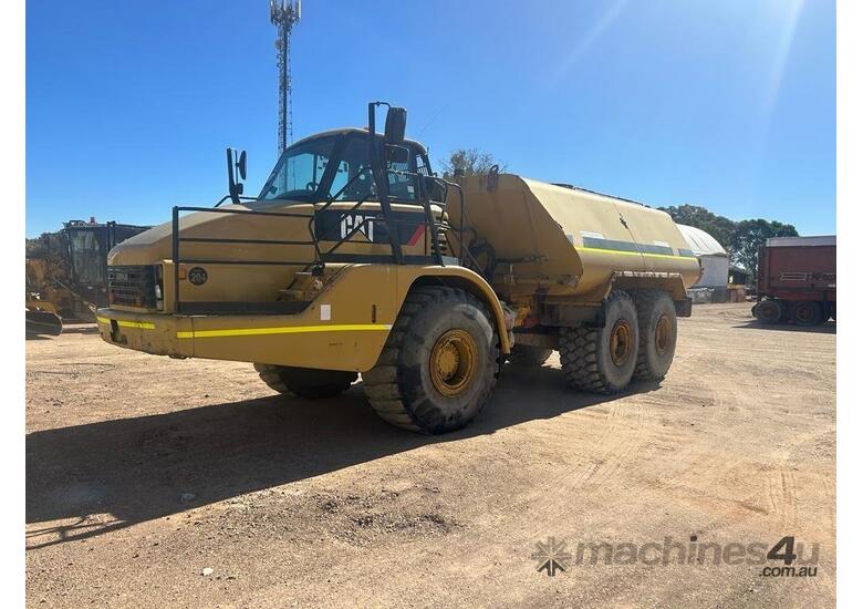 caption 2010 Caterpillar 740 Articulated Water Truck