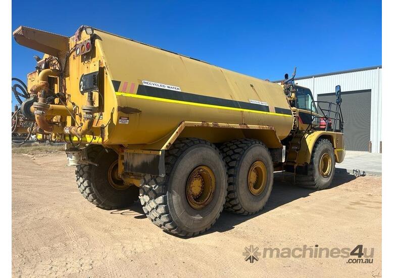 caption 2010 Caterpillar 740 Articulated Water Truck