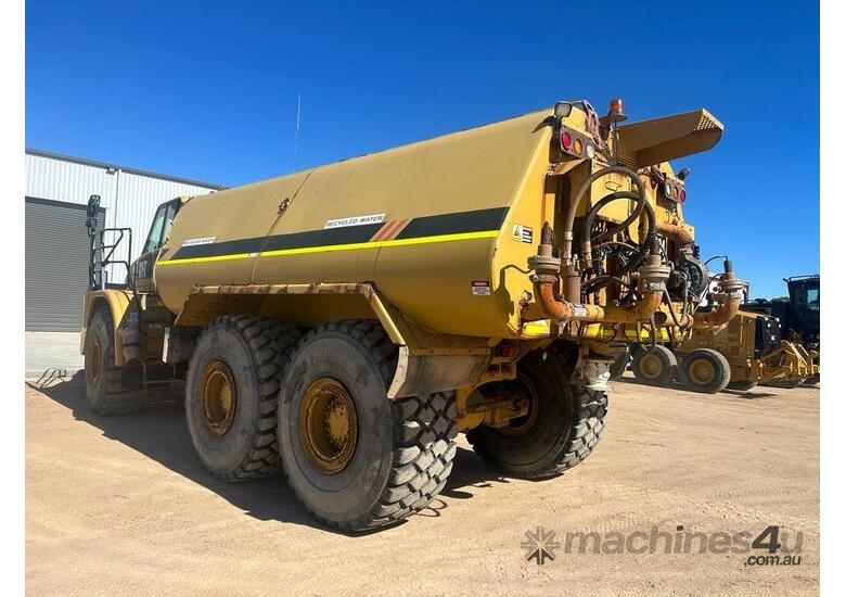 caption 2010 Caterpillar 740 Articulated Water Truck
