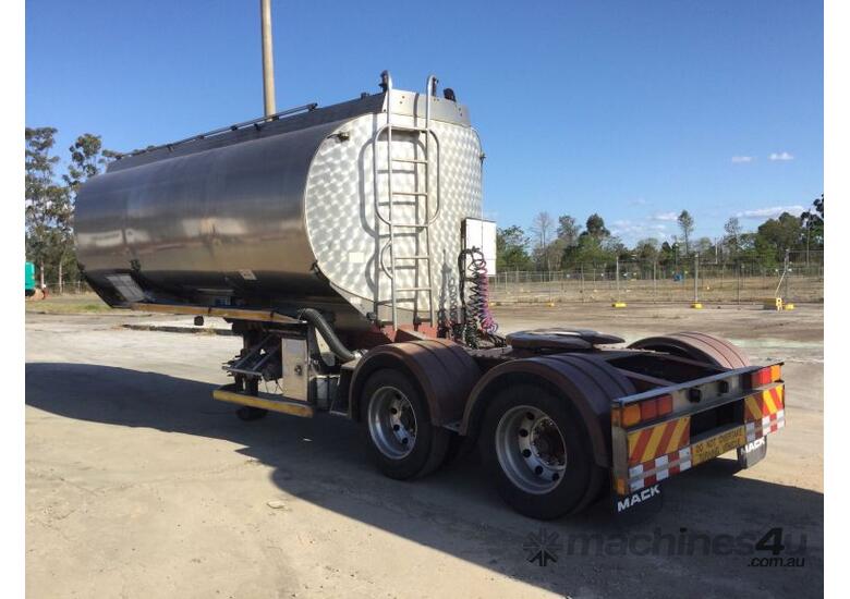 caption 2009 Marshall Lethlean MLTTA20DER Tandem Axle Fuel Tanker Combination