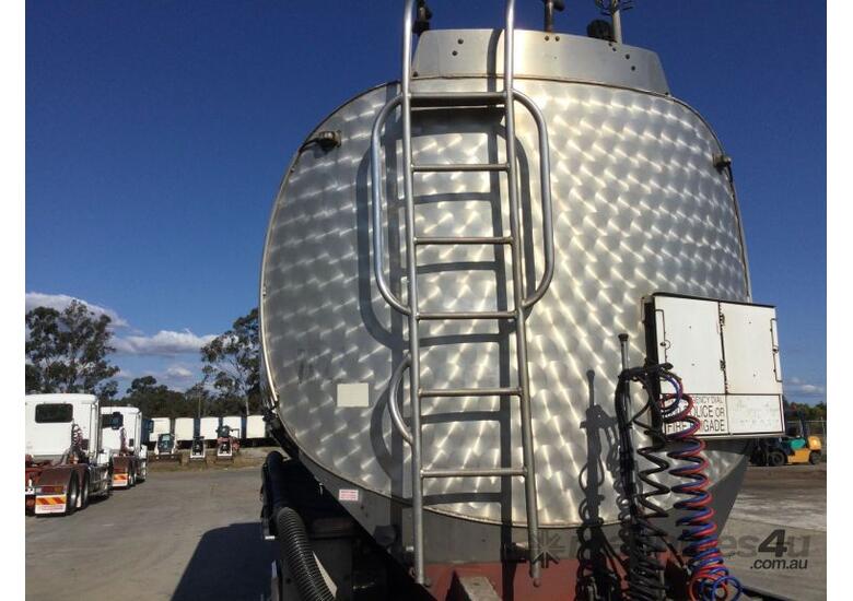 caption 2009 Marshall Lethlean MLTTA20DER Tandem Axle Fuel Tanker Combination
