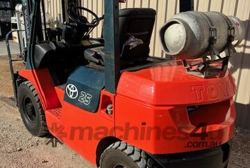 Toyota   LPG 2500kg Forklift