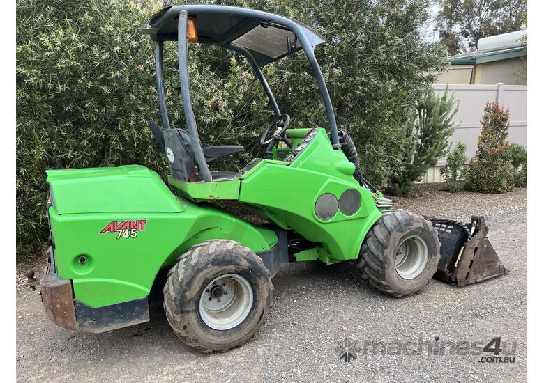 caption Avant 745 Articulated Mini Loader 2009