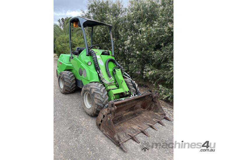 caption Avant 745 Articulated Mini Loader 2009