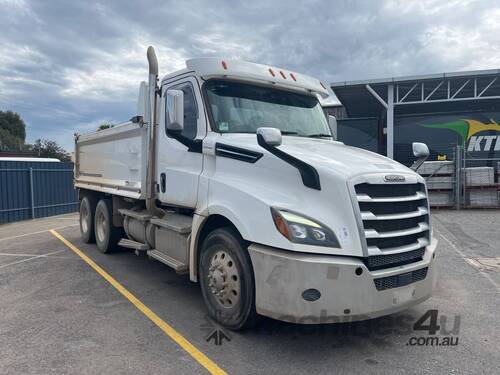 2022 Freightliner Cascadia Tipper