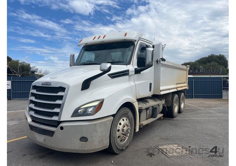 2022 Freightliner Cascadia Tipper