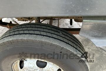 2005 Isuzu FRR550 Curtainsider