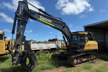 John Deere   E210 LC EXCAVATOR