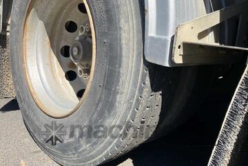 2005 Maxitrans ST3 Tri Axle Flat Top B Trailer