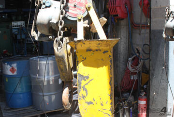 1 Ton Atlas Copco pneumatic hoist 4.5m chain