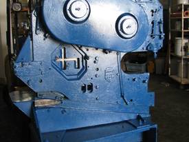 Metal Steel Shear Cutting Machine Worker - picture0' - Click to enlarge